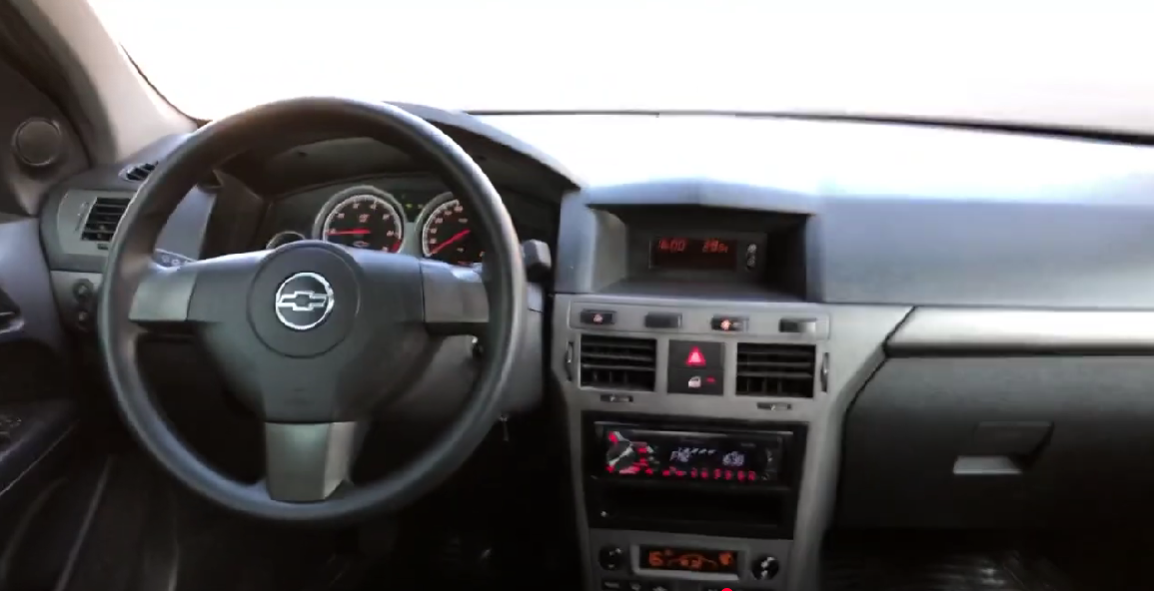 El panel del Chevrolet Vectra GT es moderno para la época, con un acabado bien hecho y fácil de usar. Proporciona información clara y tiene un diseño que se adapta al estilo deportivo del coche.