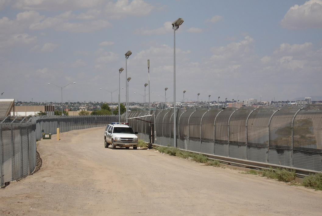 La frontera de El Paso, en Texas, es una de las más transitadas entre Estados Unidos y México. Está marcada por intenso comercio, cruces diarios y también desafíos relacionados con la inmigración y la seguridad.