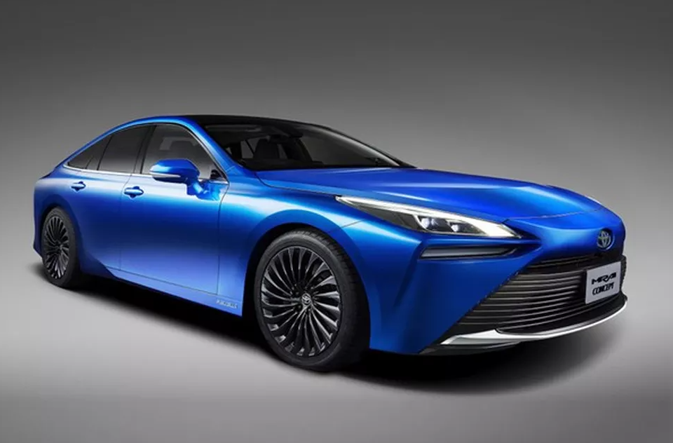 El Toyota Mirai es un coche impulsado por hidrógeno que promete ser más limpio, emitiendo solo vapor de agua. A pesar de ser innovador, enfrenta desafíos como precio alto y falta de estaciones para abastecer.