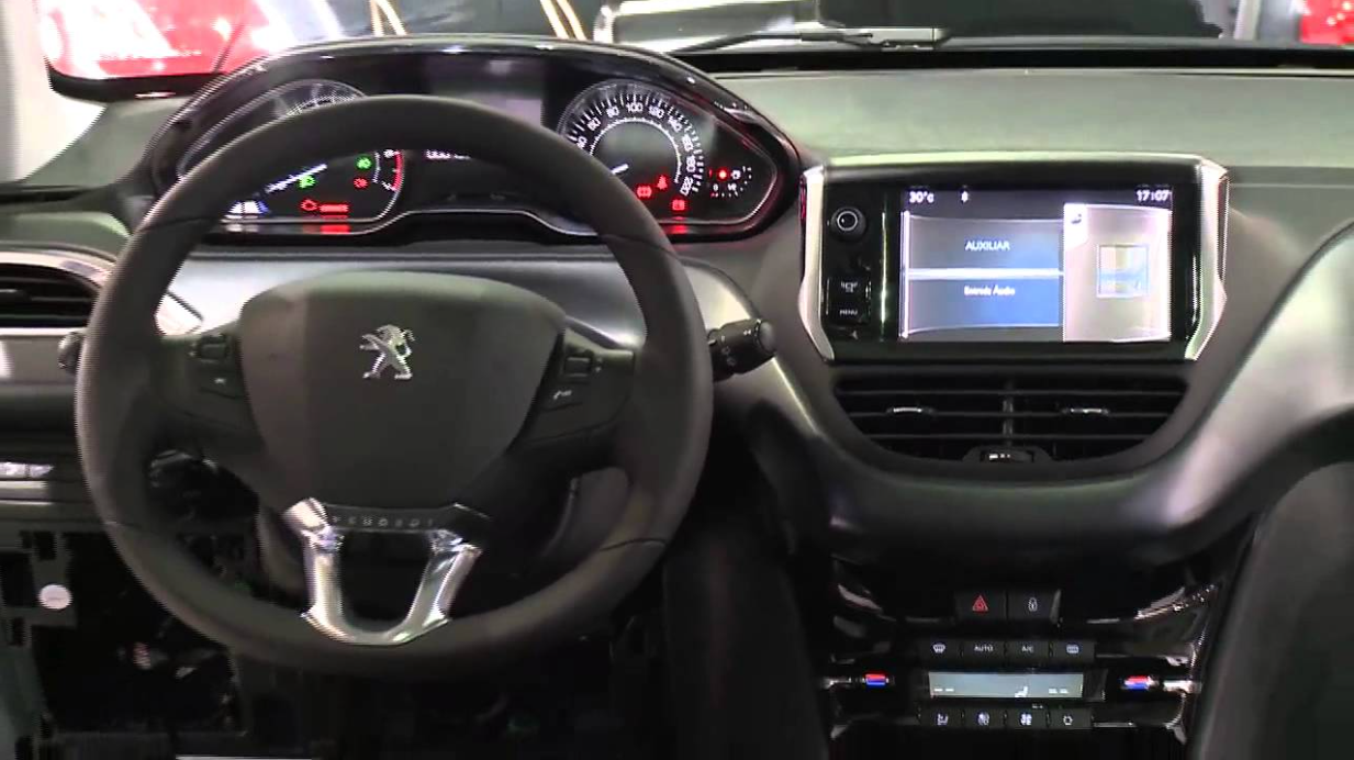 El Peugeot 208 es un coche lleno de estilo y tecnología, perfecto para quienes quieren algo moderno y económico. Tiene un excelente consumo, diseño bonito e incluso opciones con techo panorámico por hasta R$ 40 mil.