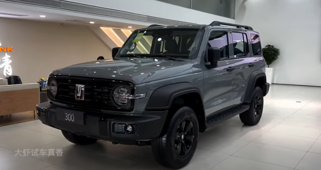 El GWM Tank 300 está equipado con tracción 4x4 de verdad, ideal para enfrentar cualquier tipo de terreno. Cuenta con caja reducida y bloqueo de los diferenciales delantero y trasero, garantizando máxima adherencia y rendimiento incluso en las condiciones más extremas, como barro, arena o rocas.