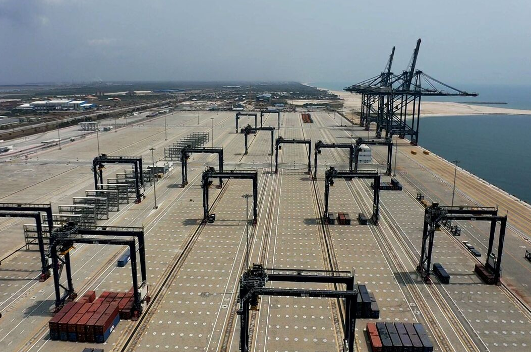 China financió y construyó el Puerto de Aguas Profundas de África, invirtiendo fuertemente para garantizar su operación moderna y eficiente. Las empresas chinas poseen el 75% del proyecto, mostrando el interés del país en fortalecer lazos comerciales con Nigeria y expandir su influencia en África.