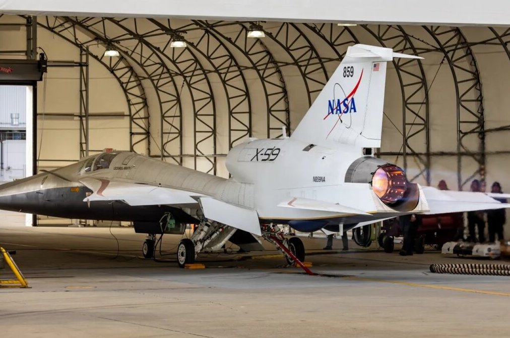 El motor del X-59 fue creado para ser silencioso incluso a alta potencia, reduciendo el impacto ambiental sonoro. También es capaz de ajustar automáticamente el rendimiento para mantener la estabilidad en diferentes altitudes.