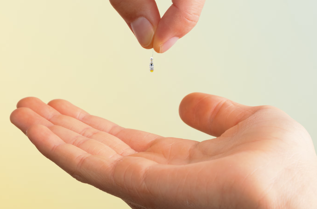 El robot puede moverse dentro del cerebro para realizar biopsias, recolectando muestras de tejido sin dañar áreas sanas. También puede implantar electrodos de forma precisa, ayudando en el tratamiento de enfermedades neurológicas como el Parkinson.