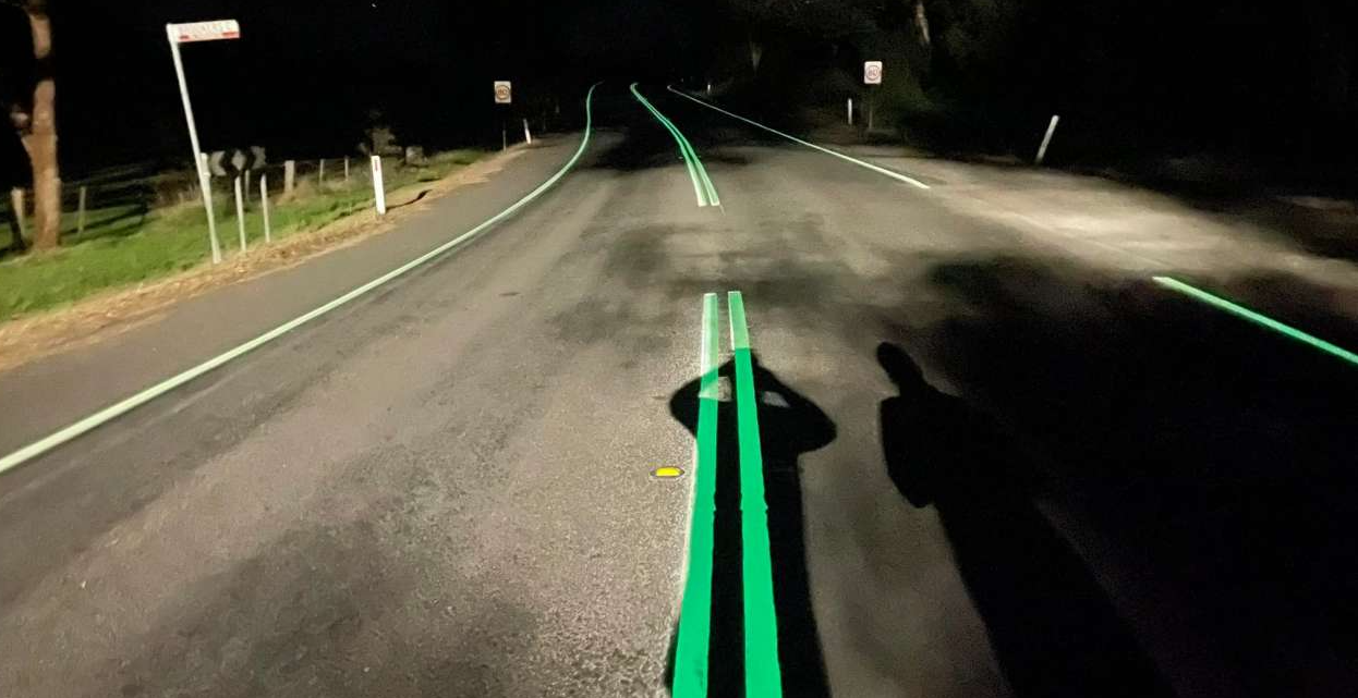 La tinta fotoluminescente funciona absorbiendo luz durante el día y liberando un brillo intenso a la noche, sin necesitar electricidad. Esto garantiza que las carreteras sean visibles incluso en oscuridad total o condiciones climáticas adversas.