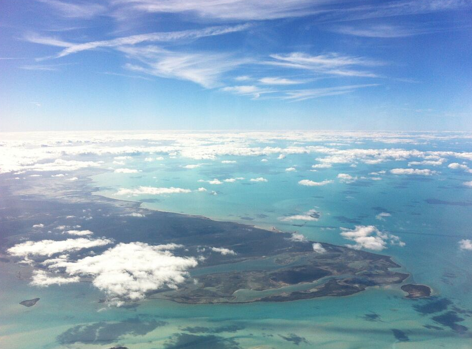 El Triángulo de las Bermudas es llamado de "paraíso prohibido" porque, a pesar de ser un área fascinante, llena de bellezas naturales y ruta para muchos viajeros, carga una reputación sombría por las misteriosas desapariciones de barcos y aviones. Es como si el lugar, hermoso por fuera, escondiera peligros imprevisibles que desafían incluso a los más experimentados.