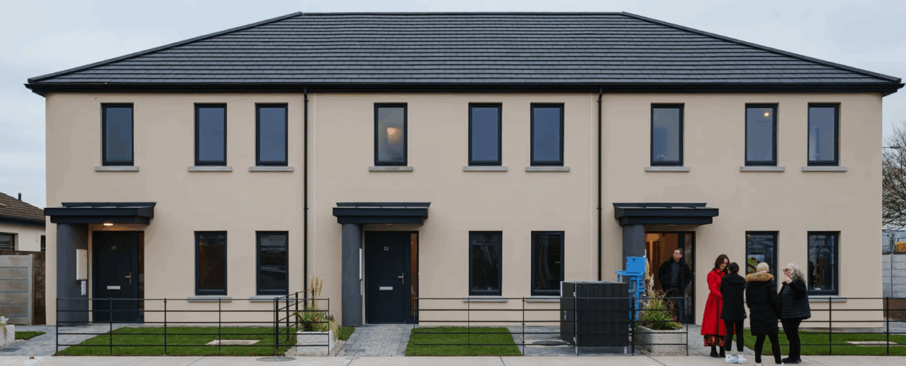 **En Irlanda, un proyecto habitacional innovador fue completado en solo 12 días, gracias a la tecnología de impresión 3D. Se construyeron tres casas modernas, cada una con 110 m², destinadas a la vivienda social. El proceso redujo el tiempo de construcción en 35% en comparación con el método tradicional, demostrando que el futuro de la construcción puede ser más rápido, económico y accesible para todos.**