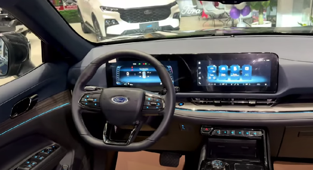 El panel del Ford Territory Titanium 2025 es moderno e integrado, con una pantalla única que reúne el panel de instrumentos y la central multimedia. La resolución es excelente, y los comandos son fáciles de acceder, garantizando practicidad y tecnología de punta en el día a día.