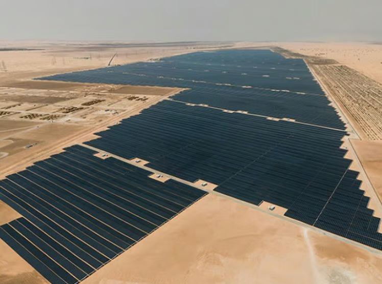 La central solar de Abu Dhabi fue diseñada para generar 5,2 GW de energía, una capacidad gigantesca, suficiente para abastecer millones de hogares. El sistema de almacenamiento de 19 GWh permite guardar el exceso de energía generado durante el día y liberarlo en los momentos de mayor demanda, garantizando suministro constante y equilibrado.
