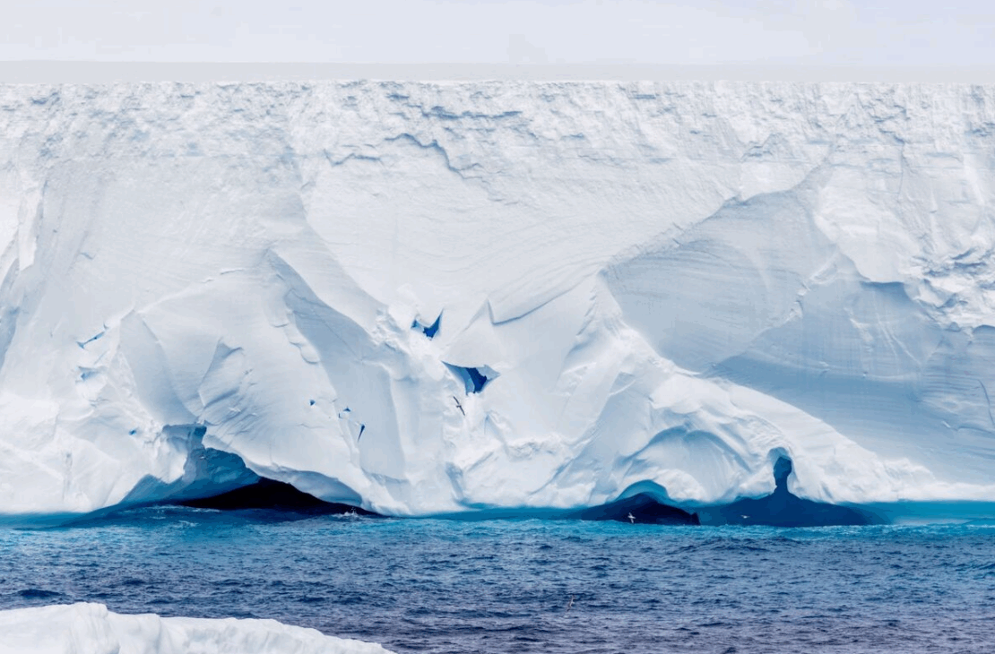 El A23a es considerado el mayor iceberg del mundo porque tiene un área de 3.500 km², mayor que muchas ciudades y hasta algunos países pequeños. Es gigantesco, formado hace décadas, y ha sobrevivido hasta hoy, incluso fragmentándose poco a poco.