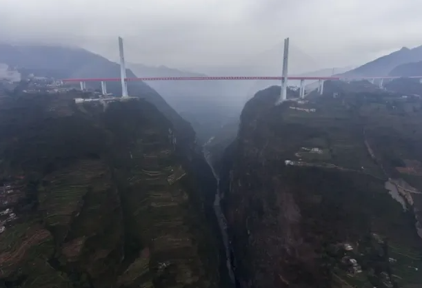 El Puente Huajiang fue construido con piezas prefabricadas de acero y concreto, que fueron montadas en el lugar usando grúas gigantes. El proceso incluyó la instalación de cables suspendidos y un refuerzo central de 93 segmentos, pesando en total 22 mil toneladas, para garantizar estabilidad y seguridad en una altura tan extrema.