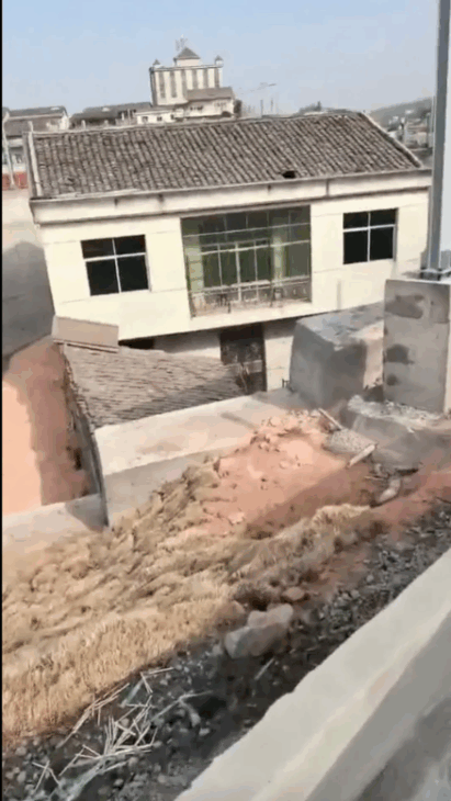 Después de la negativa, la construcción de la carretera continuó y encontraron la manera de rodear su casa, literalmente. Ahora, la casa está cercada por muros, en medio de la obra, con polvo, ruido y hasta vibraciones en las paredes.
