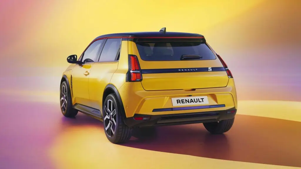 El bug en el Renault 5 bloquea el auto en el modo neutro, impidiendo que se mueva o dé marcha atrás. Para resolver, es necesario reiniciar el sistema, lo que puede llevar hasta 30 minutos, dejando a los conductores en la incómoda situación.