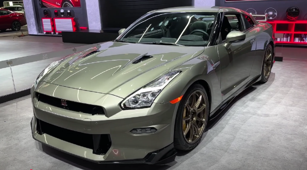 El Nissan GT-R 2024 alcanza una velocidad máxima impresionante de 315 km/h. Con un motor 3.8 V6 biturbo y tracción integral, es pura adrenalina para quienes buscan un rendimiento extremo.