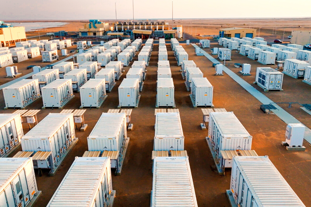 En la práctica, esta cooperación ayudará a la población de Arabia Saudita garantizando una energía más estable, incluso con el uso de fuentes renovables, como la solar y la eólica, que dependen del clima. Esto significa menos apagones, energía más limpia y, a largo plazo, cuentas de luz potencialmente más baratas, además de generar empleos locales en los proyectos de infraestructura y mantenimiento.