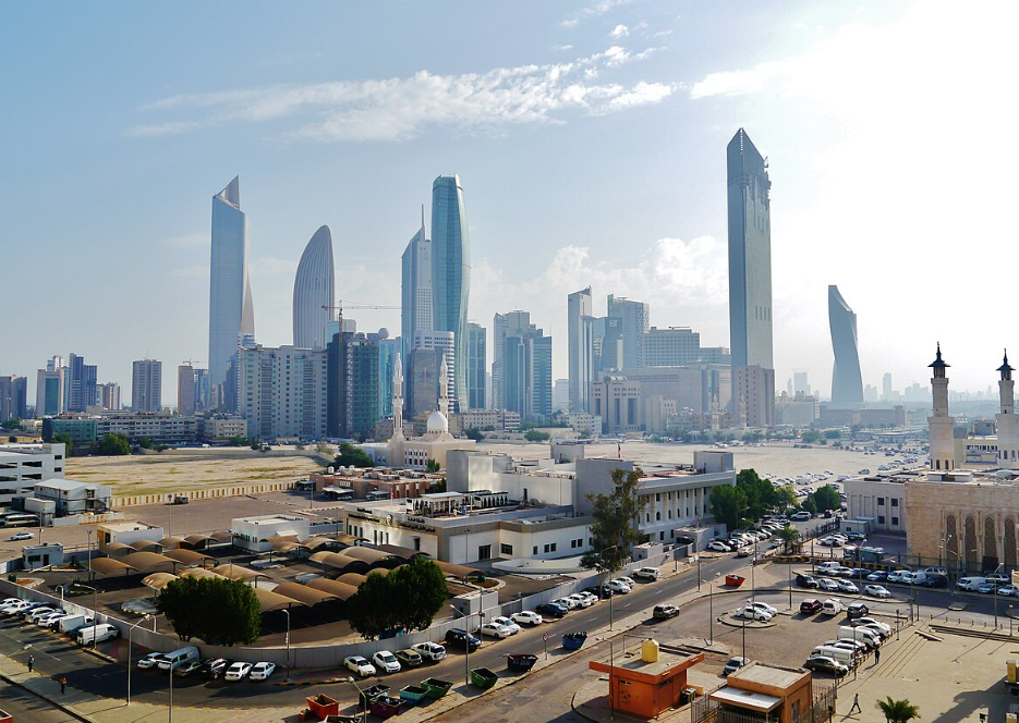 Kuwait es un pequeño país en el Oriente Medio, conocido por sus enormes reservas de petróleo y su importancia en el mercado global de energía. Su economía está fuertemente basada en la exportación de petróleo, que representa la mayor parte de su riqueza.