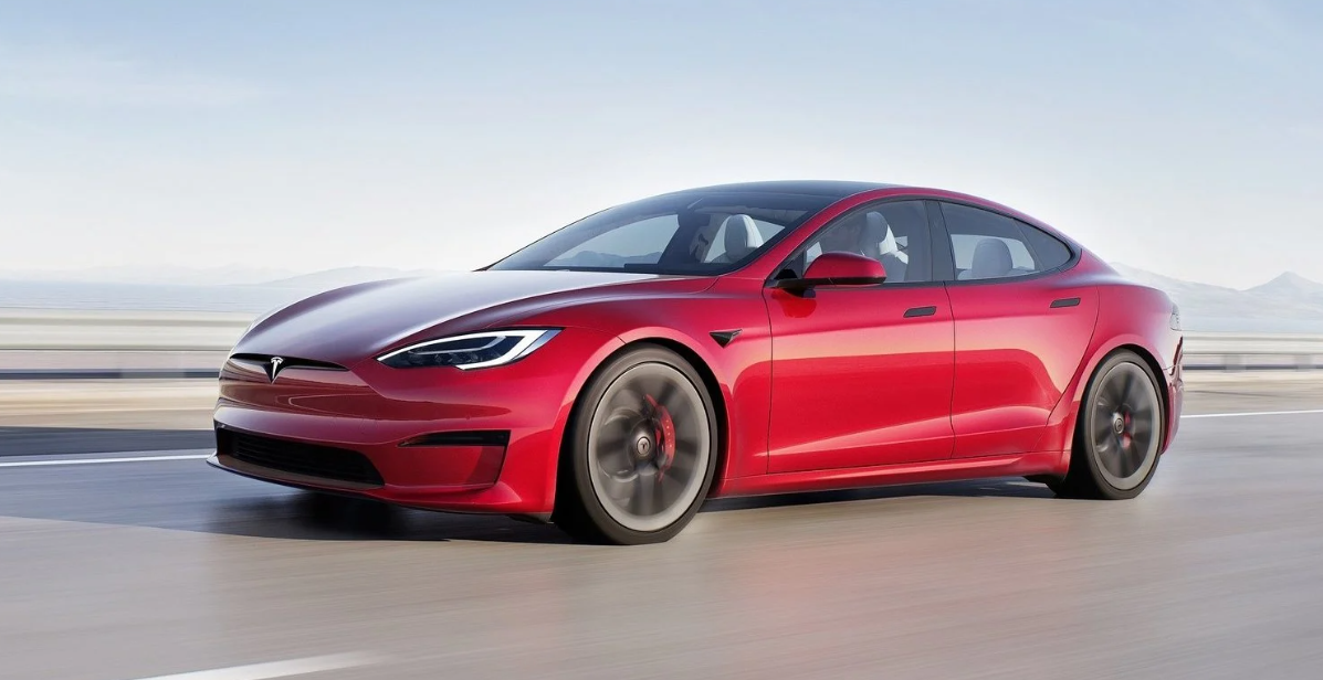 El Tesla Model S, conocido por su lujo y rendimiento, también fue incluido en el recall en China. El problema está en las cámaras traseras, que pueden presentar fallas y perjudicar la visibilidad al conducir.