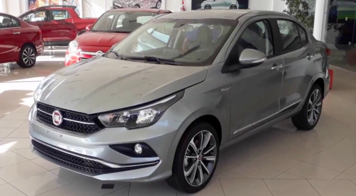 El Fiat Cronos es el sedán más barato de 2025, comenzando en R$ 98.990, perfecto para quienes buscan economía y funcionalidad. Con motor 1.0 y cambio manual, es ideal para el día a día de las familias.