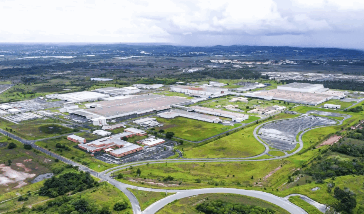 Camaçari, en la Bahía, es conocida como un polo industrial importante, atrayendo a grandes empresas como la BYD. La obra de la fábrica de la montadora busca expandir la producción de vehículos eléctricos en Brasil, pero enfrentó polémicas debido a denuncias de trabajo irregular.