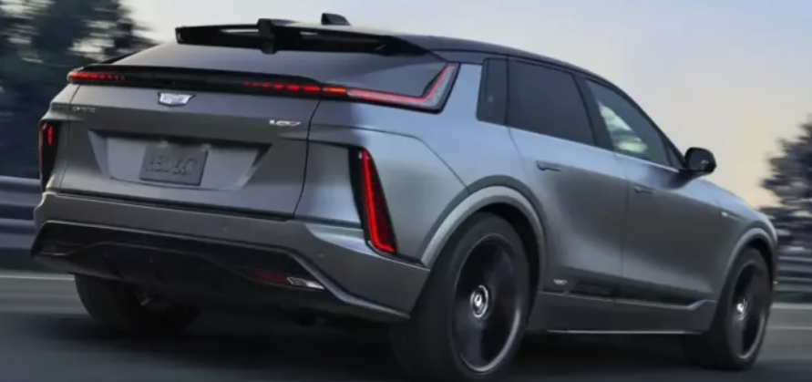 El LYRIQ-V 2026 tiene un diseño futurista, con líneas modernas y un frontal lleno de estilo que llama la atención por donde pasa. Por dentro, es completamente sofisticado, con materiales de alta calidad y una enorme pantalla de 33 pulgadas que domina el panel.