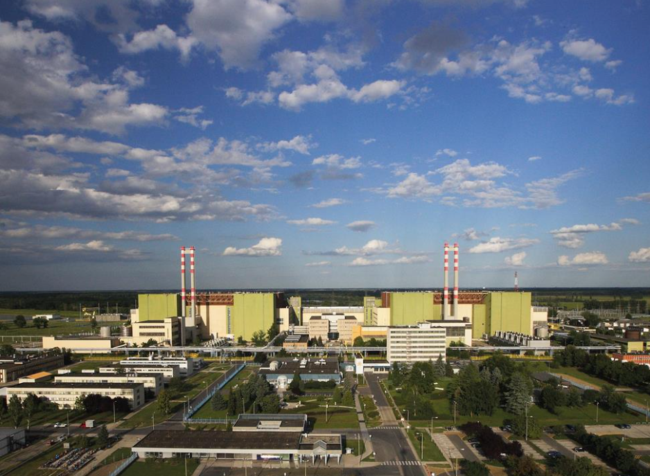 La planta Paks 2, en Hungría, es uno de los grandes proyectos nucleares liderados por Rusia para expandir su influencia energética. Con dos nuevos reactores en construcción por Rosatom, duplicará la capacidad de generación nuclear del país.