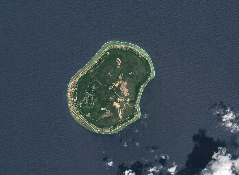 Nauru se declaró en quiebra porque las reservas de fosfato se agotaron y el país no diversificó su economía. Además, el dinero acumulado fue mal administrado y desperdiciado, dejando a la isla sin recursos para mantenerse.