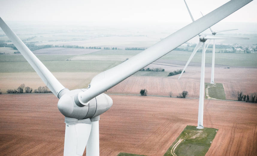 El megaproyecto Andes Renovables está cambiando el panorama energético de América del Sur con parques eólicos y solares gigantes, capaces de abastecer millones de casas. Con una inversión de £ 1,5 mil millones, coloca a la región en el camino de la energía limpia y sostenible.