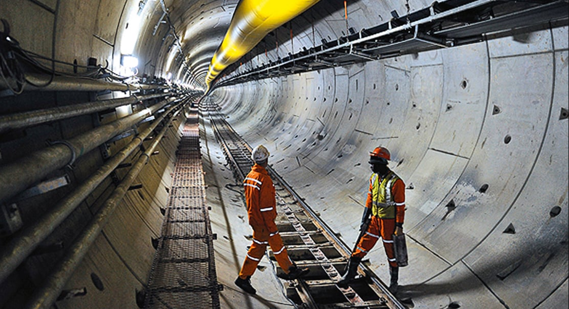 El túnel fue hecho con máquinas gigantes que perforan la tierra y explosiones controladas para abrir espacio. Para garantizar que todo quedara en su lugar correcto, los ingenieros utilizaron láseres y equipos de alta tecnología.