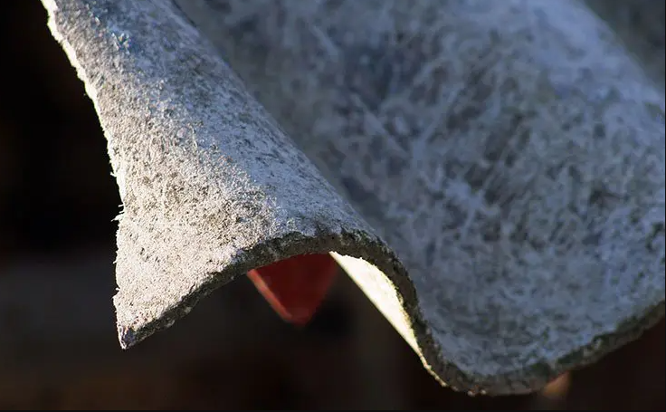 El asbesto es peligroso porque, cuando se inhalan sus fibras, pueden alojarse en los pulmones y causar enfermedades graves, como cáncer, asbestosis y mesotelioma. Estos problemas pueden tardar años en aparecer, pero los daños son irreversibles.