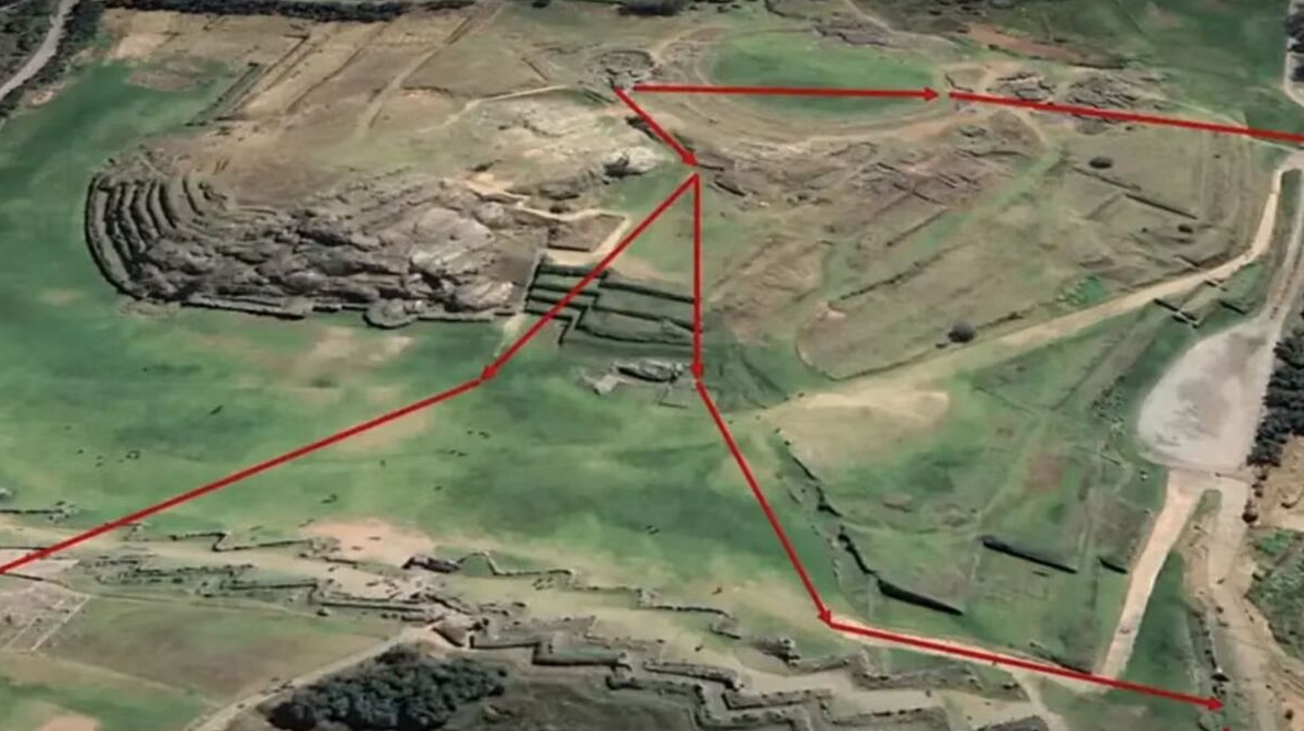 La construcción de los túneles se realizó con herramientas rudimentarias, pero extremadamente precisas, utilizando piedras perfectamente cortadas y encajadas. Los incas aprovechaban técnicas avanzadas de ingeniería, como cortes en zig-zag, para garantizar estabilidad y resistencia a lo largo de los siglos.