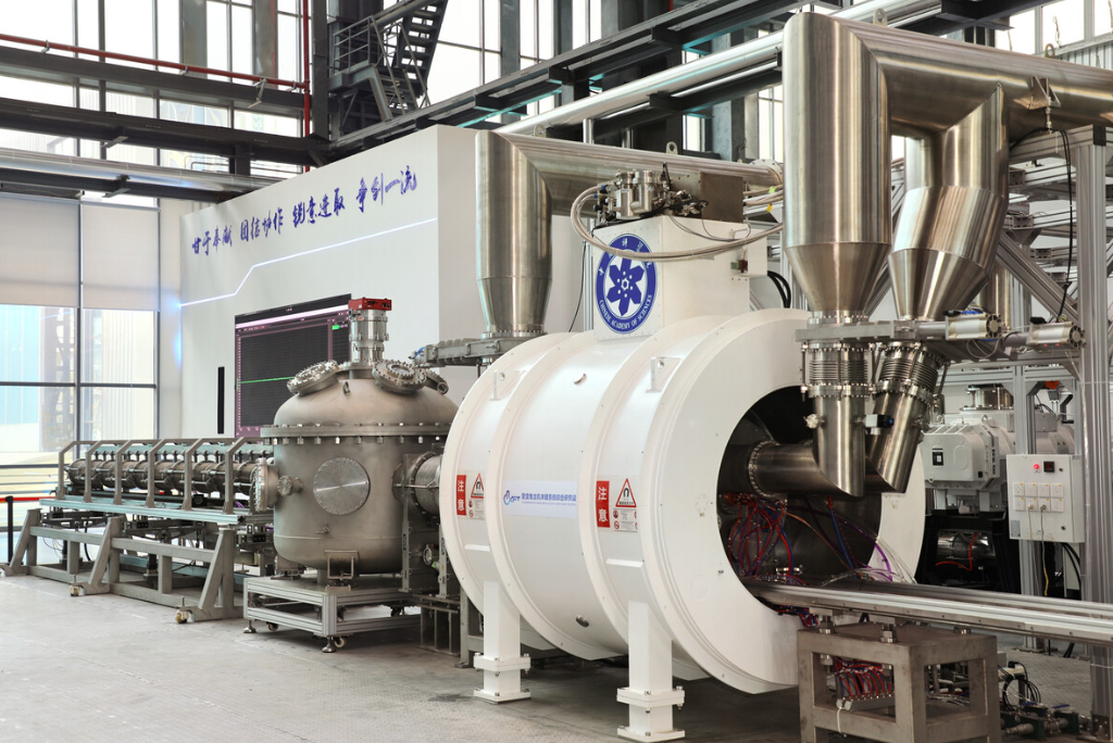 La fusión nuclear funciona al unir átomos ligeros, como los de hidrógeno, liberando una cantidad enorme de energía, igual a lo que sucede en el Sol. A diferencia de la energía nuclear tradicional, no genera residuos radiactivos peligrosos ni depende de combustibles contaminantes, como el carbón o el petróleo. Esta energía podría alimentar ciudades enteras de forma sostenible, con pocos recursos y prácticamente sin impacto ambiental!