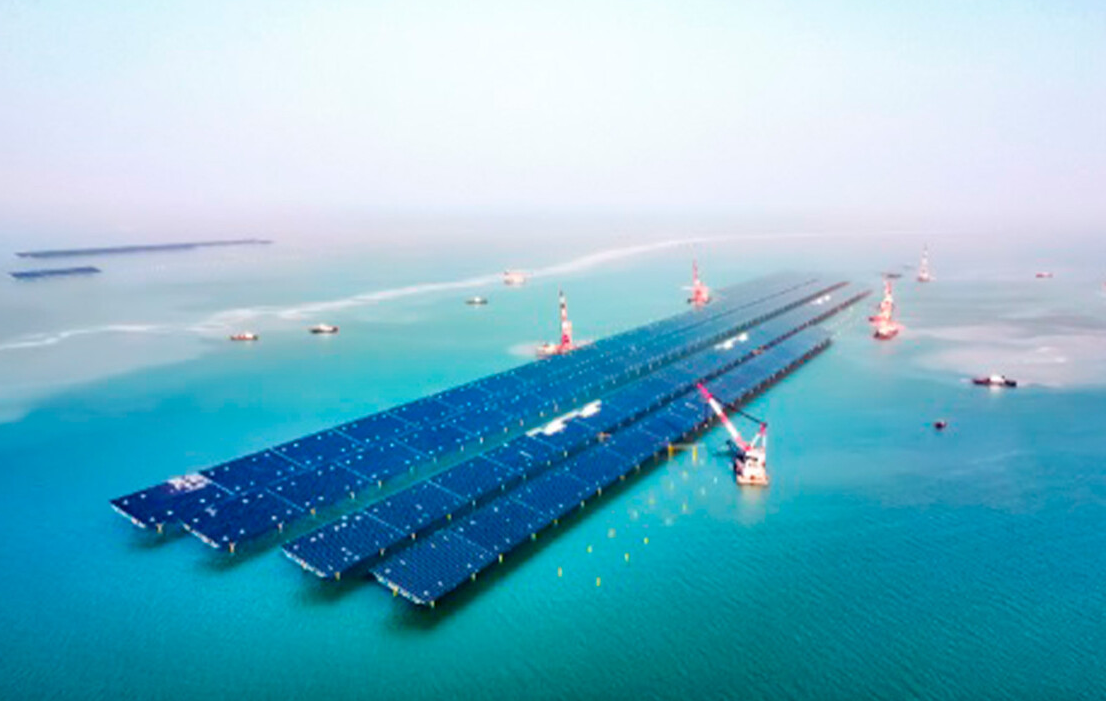 El mar puede generar energía limpia con paneles solares flotantes y turbinas que aprovechan las olas. Es una solución sostenible para producir más energía sin ocupar espacio en tierra.