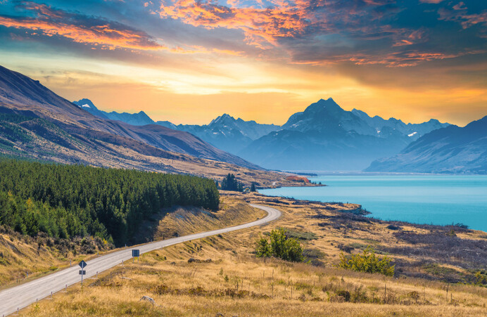 Nueva Zelanda es un país conocido por sus paisajes increíbles, con montañas, playas y lagos de ensueño. Es un destino tranquilo, seguro y perfecto para quienes buscan calidad de vida y conexión con la naturaleza.