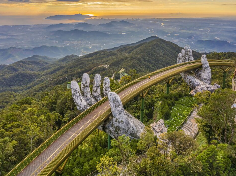 La construcción de la Puente Dorada comenzó en julio de 2017 y se completó rápidamente, siendo inaugurada oficialmente en junio de 2018.
