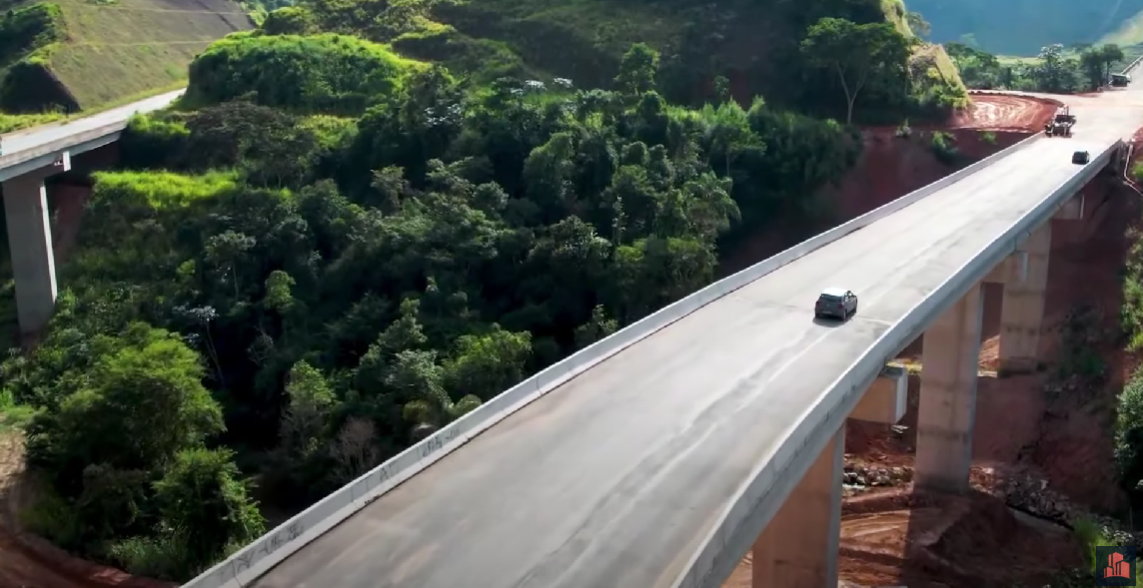 La duplicación de la BR-381 se llevará a cabo principalmente en tramos críticos, comenzando por los lotes 8A y 8B, en la región de Belo Horizonte, con 31 km. En total, el proyecto prevé 106 km de pistas duplicadas y mejoras en 51 tramos peligrosos a lo largo de la carretera.