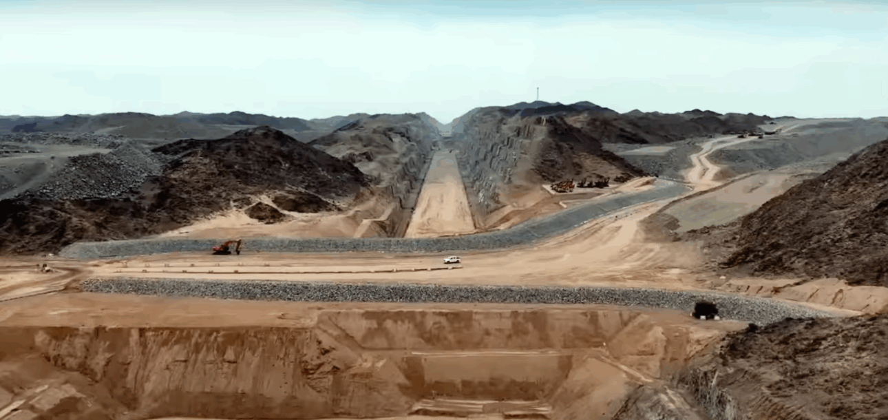 Actualmente, cerca de 2.800 trabalhadores de diversos países estão vivendo e trabalhando na construção de The Line. No total, estima-se que mais de 140 mil pessoas estejam envolvidas no projeto ao longo do tempo.