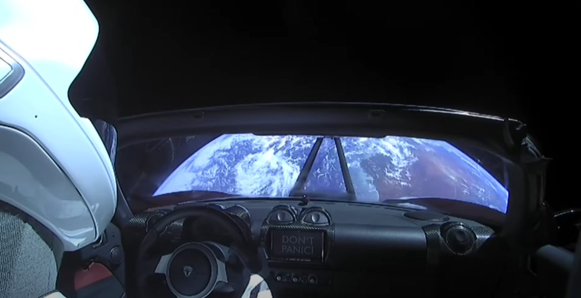 El Coche de Elon Musk Puede Quedar Vagando en el Espacio por Millones de Años, Pero Nadie Sabe con Exactitud. Con el Tiempo, la Radiación y los Micrometeoritos lo Destruirán Poco a Poco, Hasta que Colida con un Planeta o Sea Tragado por el Sol.