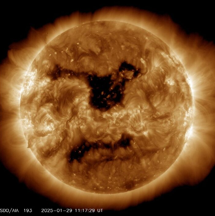 El viento solar de este agujero en el Sol debería llegar a la Tierra entre el 31 de enero y el 1 de febrero, pudiendo causar tormentas geomagnéticas leves. Esto puede afectar satélites, redes eléctricas y GPS, además de hacer que las auroras sean más intensas.