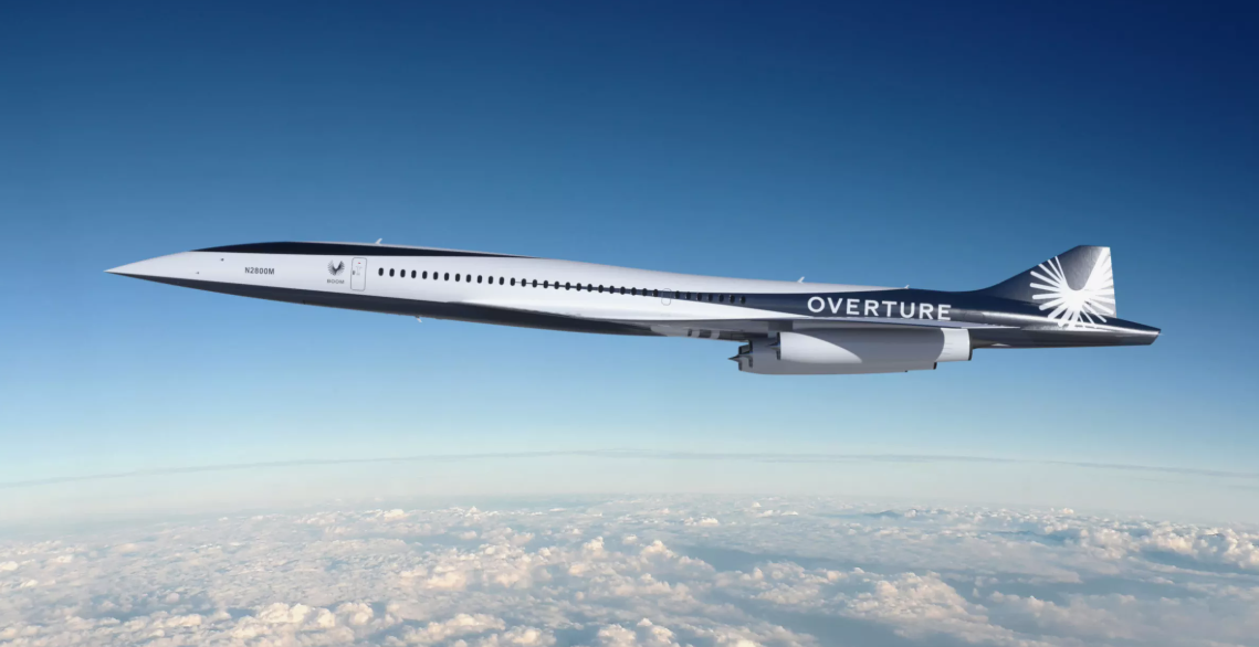 La aeronave acelera hasta alcanzar la velocidad del sonido, alrededor de **1.235 km/h** en el aire. Cuando eso sucede, las ondas sonoras se acumulan frente al avión y forman un **boom sónico**, marcando el momento en que rompe la **barrera del sonido** y sigue volando aún más rápido.