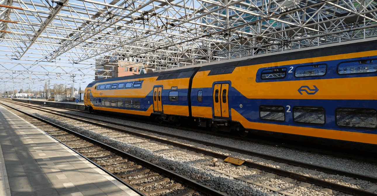 El Tren Intercidades Será Moderno, Con Trenes Que Alcanzan Hasta 140 Km/h Y Ofrecen Viajes Rápidos Y Cómodos. Tendrá Vagones Espaciosos, Estaciones Modernas Y Tecnología De Punta Para Garantizar Eficiencia Y Seguridad.