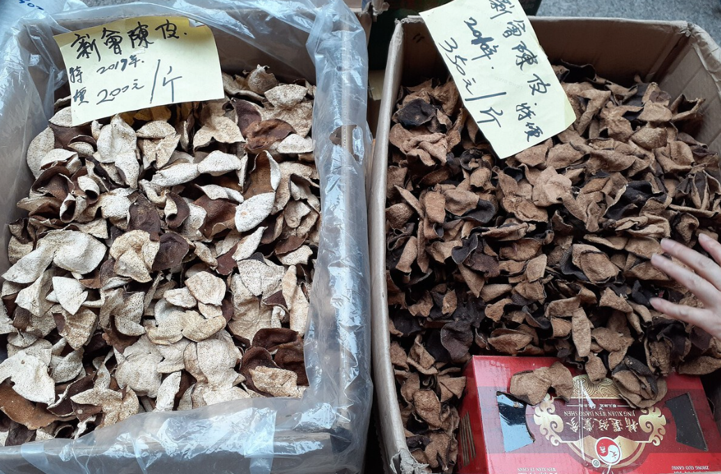 El chenpi sirve para diversos fines, siendo ampliamente utilizado en la medicina tradicional china, donde ayuda en la digestión, fortalece el sistema inmunológico y mejora la circulación. Además, es un ingrediente valorado en la gastronomía de lujo, añadiendo un sabor sofisticado a platos exclusivos y siendo incorporado a bebidas, dulces y hasta cosméticos.