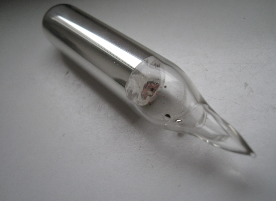 El rubidio se utiliza en telecomunicaciones, equipos médicos y sistemas de GPS. Es esencial para misiles guiados, relojes atómicos y computación cuántica.