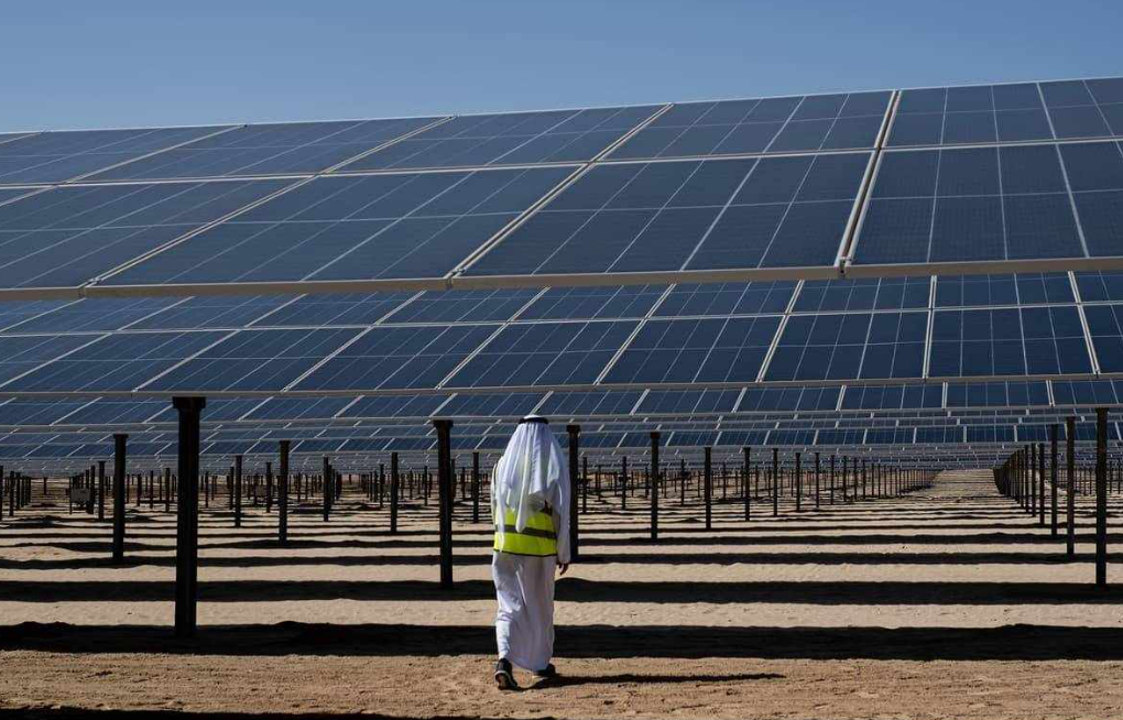 Los Emiratos Árabes Unidos Están Invirtiendo Fuertemente En Energía Solar Y Ya Han Anunciado Un Proyecto Gigante De 5,2 GW. El Plan Incluye Un Sistema De Baterías Para Almacenar Energía Y Garantizar Electricidad Incluso Cuando El Sol No Esté Brillando.