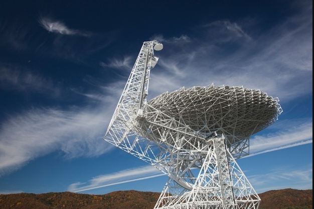 Los radiotelescopios captan ondas de radio porque viajan por el espacio casi sin obstáculos, incluso viniendo de lugares muy lejanos. Con equipos súper sensibles, los científicos pueden detectar incluso señales débiles enviadas hace muchos años por posibles civilizaciones inteligentes.