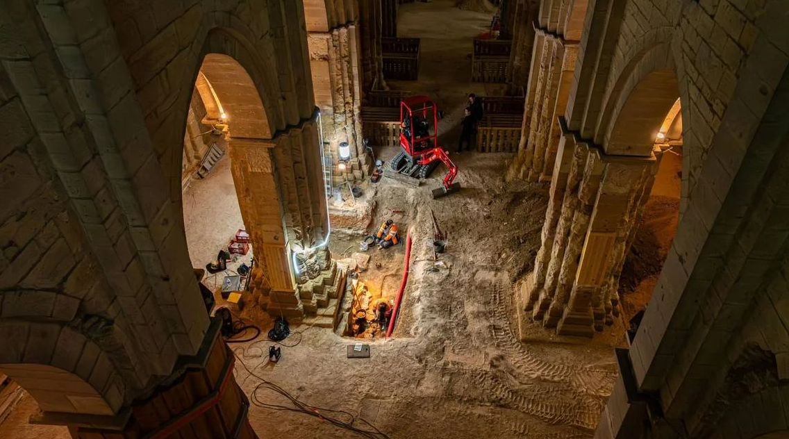 La escalera olvidada llevó a un túmulo que estuvo escondido por siglos, revelando vidas e historias que antes estaban borradas. Además, los sarcófagos encontrados muestran cómo la iglesia era un punto importante en la transición entre la era romana y la Edad Media.
