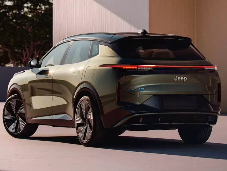 El diseño externo del Jeep Compass eléctrico es moderno y sofisticado, con líneas elegantes que destacan su personalidad innovadora. Las luces traseras en LED y los detalles aerodinámicos refuerzan la apariencia futurista y la eficiencia del modelo.