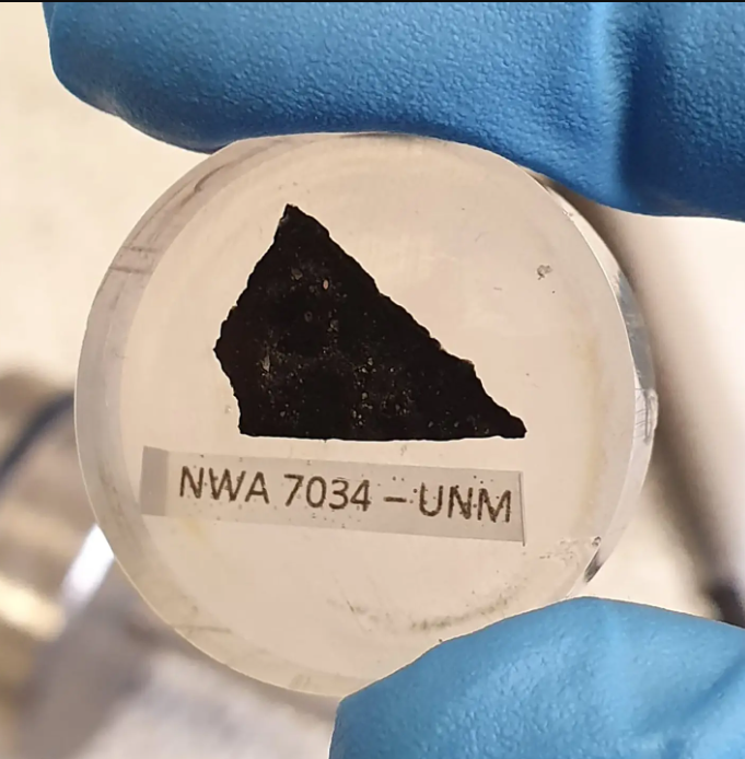 El meteorito Black Beauty es un pedazo de Marte que cayó en la Tierra, trayendo pistas increíbles sobre el pasado del planeta. Dentro de él, los científicos encontraron un mineral que muestra que Marte tuvo agua caliente hace mil millones de años.