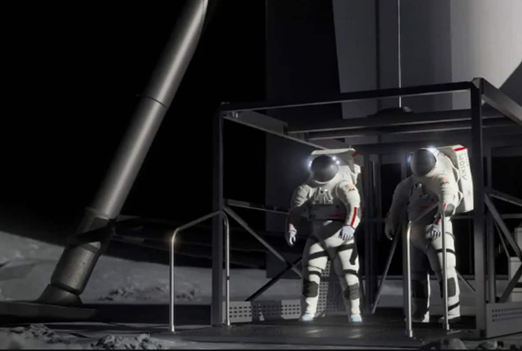 El ascensor del Starship HLS funciona como una plataforma que desliza suavemente de la nave hasta la superficie lunar. Se mueve mediante un sistema automatizado y controlado a distancia, garantizando estabilidad y seguridad incluso en el terreno irregular de la Luna. Así, los astronautas y equipos pueden ser transportados de forma práctica y confiable.