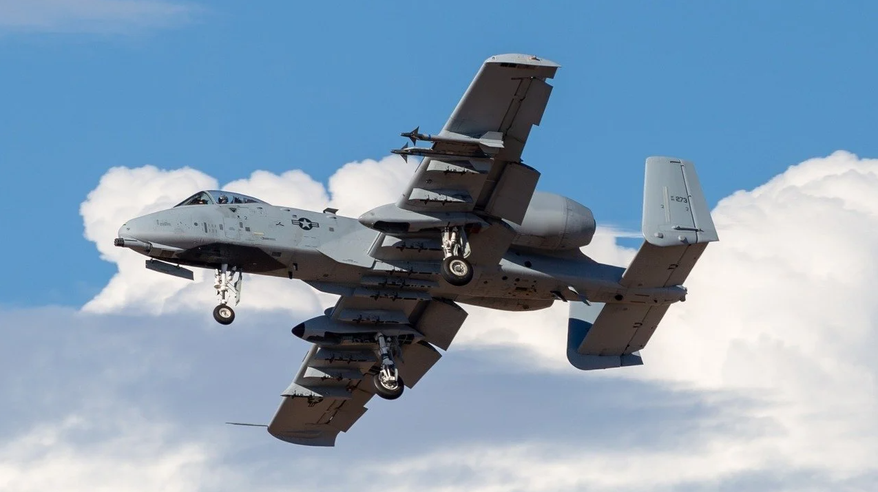 El A-10 fue diseñado para misiones difíciles, destruyendo tanques y salvando vidas con precisión. A pesar de eso, enfrenta rechazo porque se considera viejo y lento, incluso siendo el mejor en lo que hace.