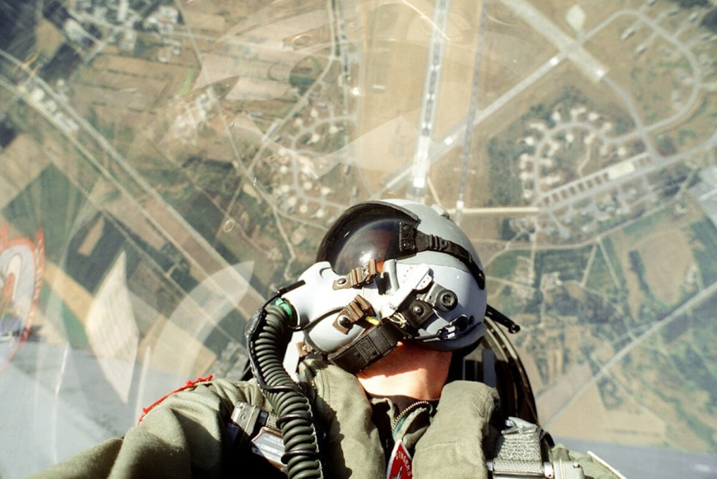 El qigong ayuda a los pilotos de caza chinos a soportar el desgaste físico extremo causado por las vibraciones y las largas horas en las cabinas. Además, mejora el enfoque y la resistencia, esenciales para enfrentar aviones de alta tecnología en combates aéreos intensos.